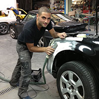 Edouard Malacian dans l'atelier de carrosserie Edarco Bis