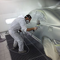 Peinture dans l'atelier de carrosserie Edarco Bis